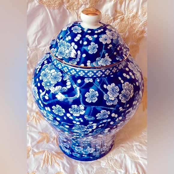 New Gourgues Urn/Vessel Blue w/White Flowers, Many Uses- Flowers, Tea, Ashes... - Picture 6 of 16